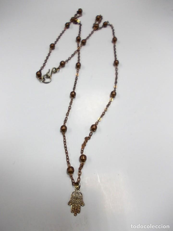Gioielleria: Collar de cuentas en tono cobre con mano en plateado