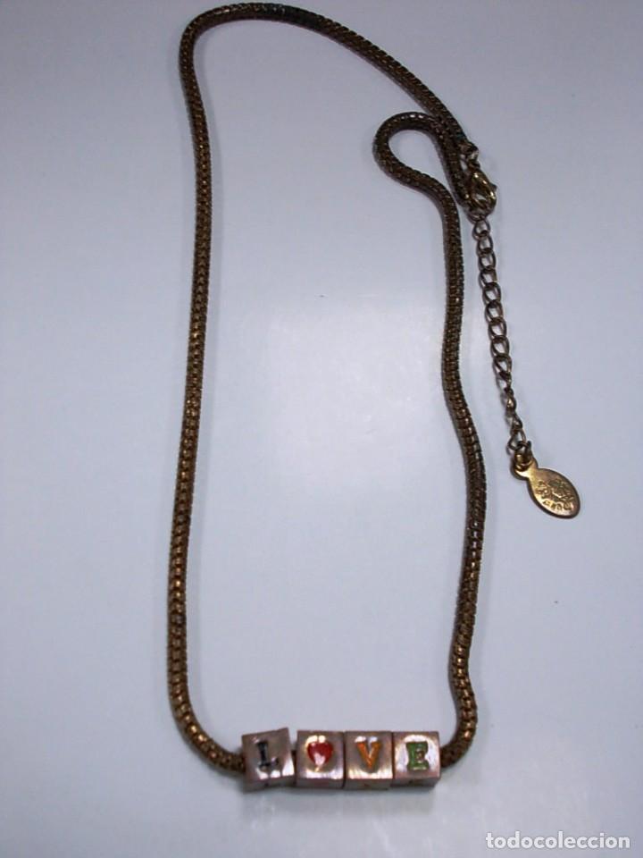 Joaillerie: Collar tono cobre con la palabra love