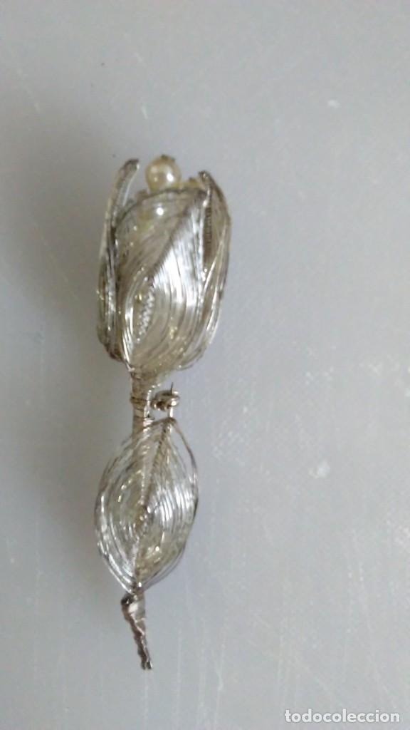 Joyeria: Broche realizado con filamentos de metal y s&iacute;mil perlitas con forma de flor