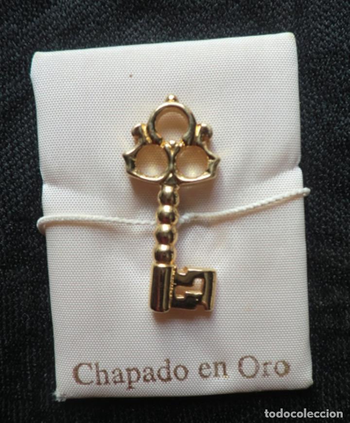 Joyeria: Colgante en forma de llave chapado oro, nuevo