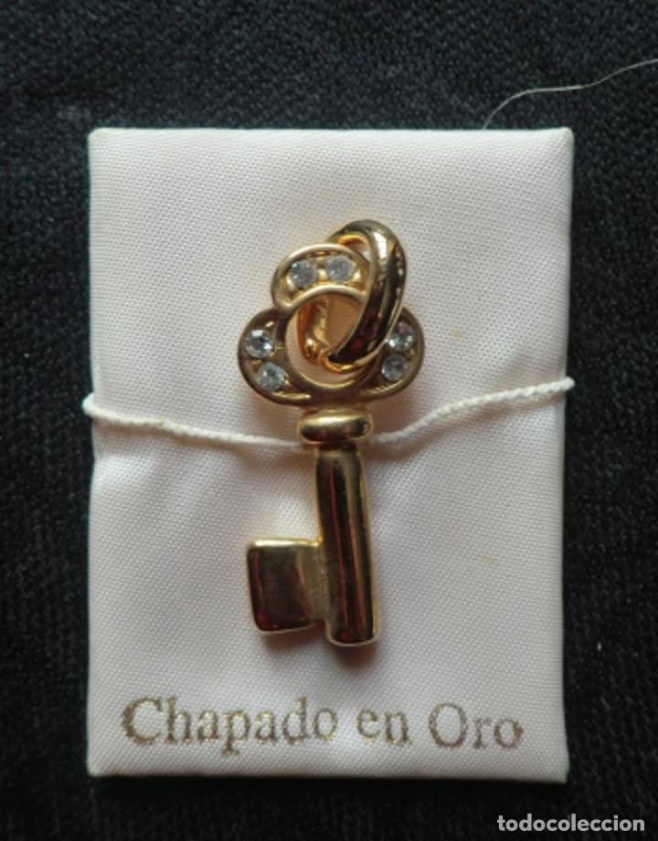 Joyeria: Colgante en forma de llave chapado oro, nuevo