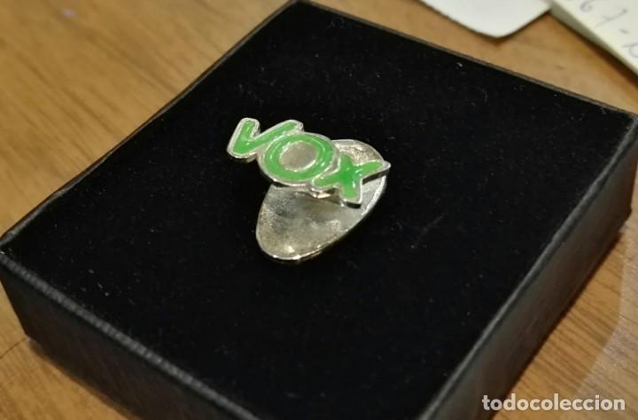 Joyeria: insignea logo Vox con solapera en plata de ley y esmalte - Foto 1