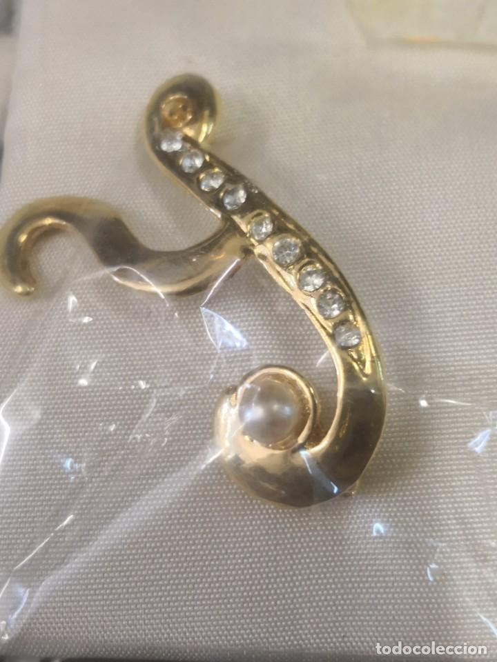 Joyeria: Broche alfiler, inicial Y, chapado oro, perla y circonitas, a&ntilde;os 80, medidas, 4 x 3,5 cm, Nuevo