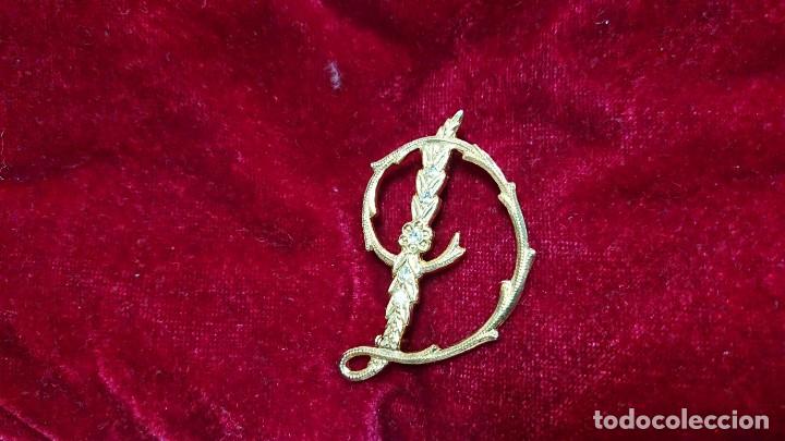 Joalharia: BROCHE DORADO  LETRA INICIAL D DE BISUTERIA
