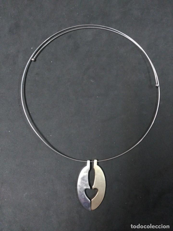 Joaillerie: GARGANTILLA DE METAL FLEXIBLE CON COLGANTE DOBLE