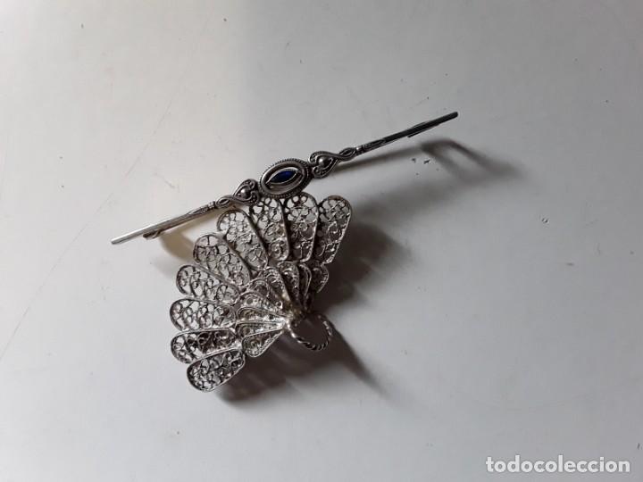 Gioielleria: Dos broches, el alfiler a&ntilde;os 50 con piedra azul y otro con forma de abanico. De metal