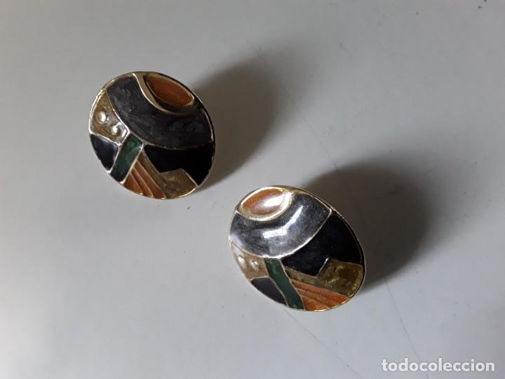 Gioielleria: Pendientes de metal y esmalte que se cierran mediante presi&oacute;n por una tuerca. 3 cm de di&aacute;metro
