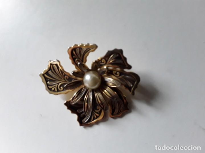 Gioielleria: Broche de metal dorado, tipo toledano, flor. Medidas: 4.5 cm x 3.8 cm