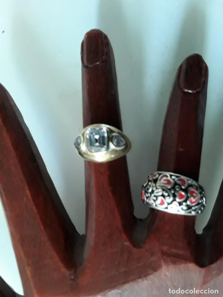 Joalharia: Dos anillos, uno plateado pintado y otro dorado hecho a mano