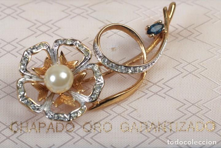 Joaillerie: Elegante broche alfiler chapado en oro de ley con circonios talla diamante y perla