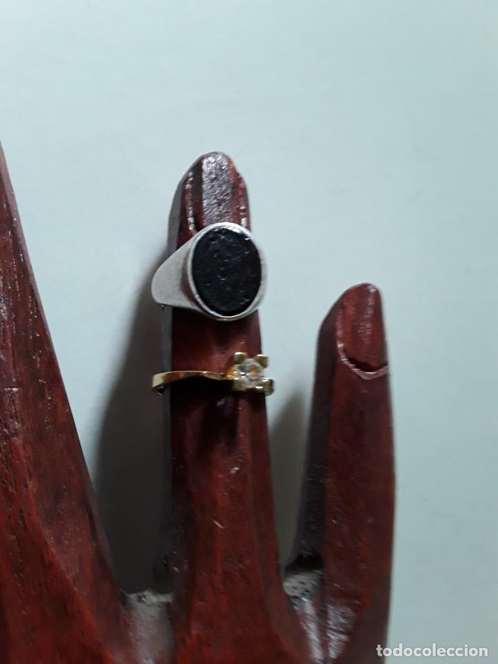 Joalharia: Dos anillos de plata, uno de ellos plata dorada con una zirconita engarzada al aire
