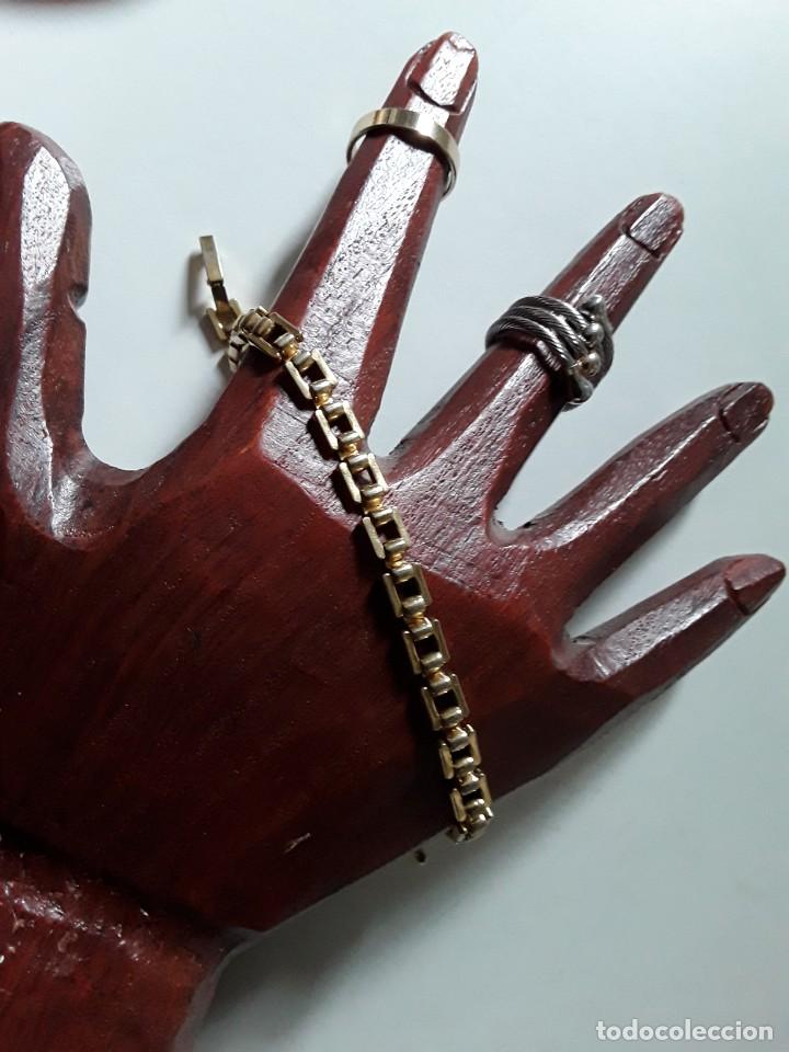 Schmuck: Pulsera de metal dorado y dos anillos, uno de metal plateado y otro dorado