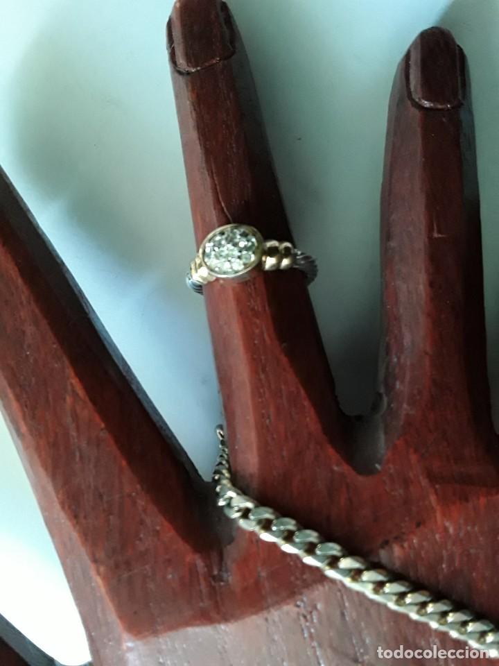 Schmuck: Pulsera de metal dorado y anillo de dos metales con piedrecitas con engaste en granete