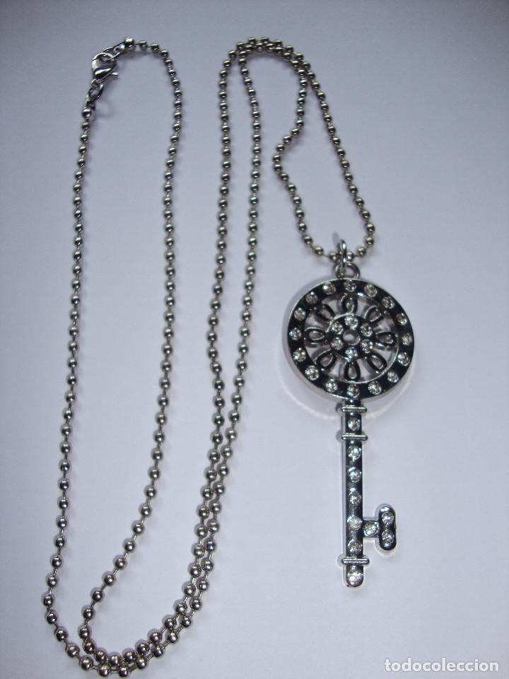 Joalharia: ANTIGUO COLLAR PLATEADO CON LLAVE CON PIEDRAS BLANCAS PERFECTO ESTADO