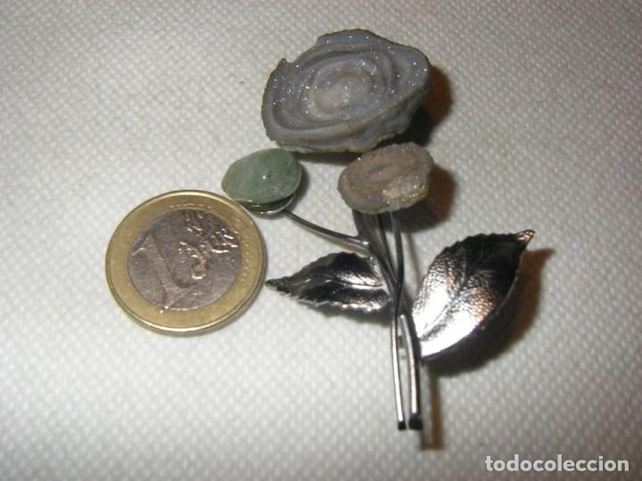 Joaillerie: Broche de metal con flores de calcedonia y rodado de aventurina.