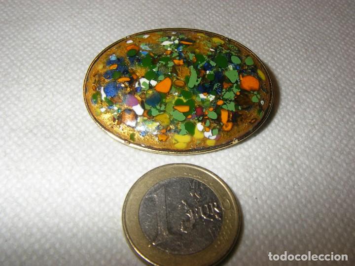 Joaillerie: Broche de esmaltes de colores sobre soporte de metal dorado.