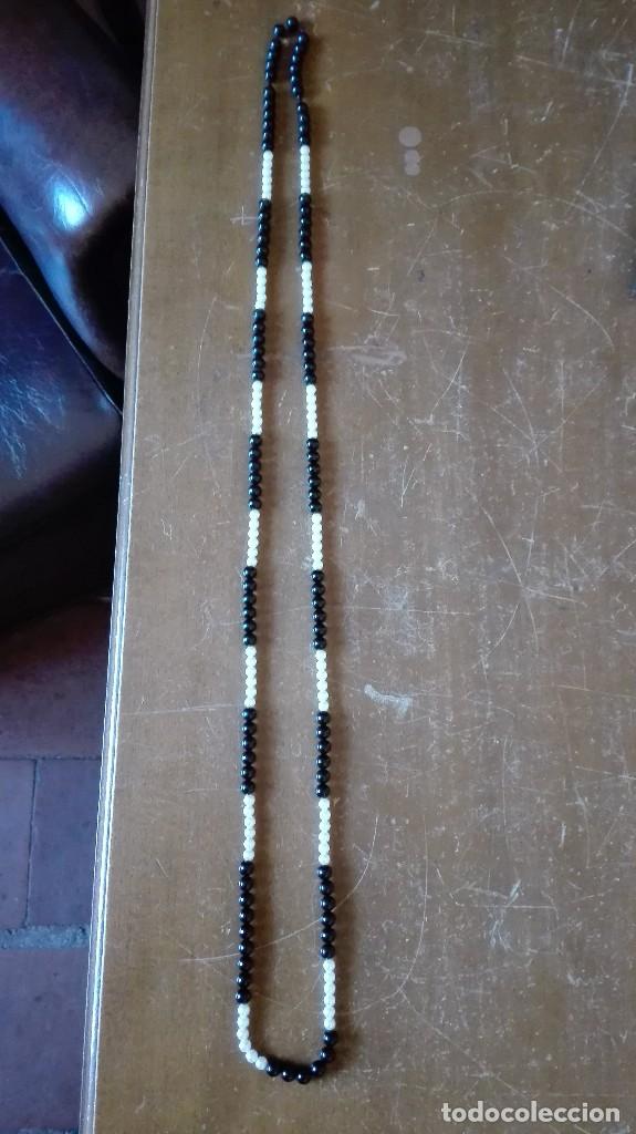 Joyeria: Collar de cuentas tipo perlas blancas y negras de pl&aacute;stico - Foto 1