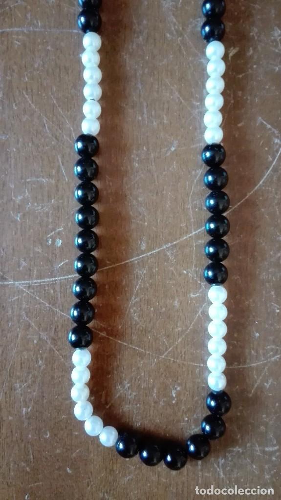 Joyeria: Collar de cuentas tipo perlas blancas y negras de pl&aacute;stico - Foto 2