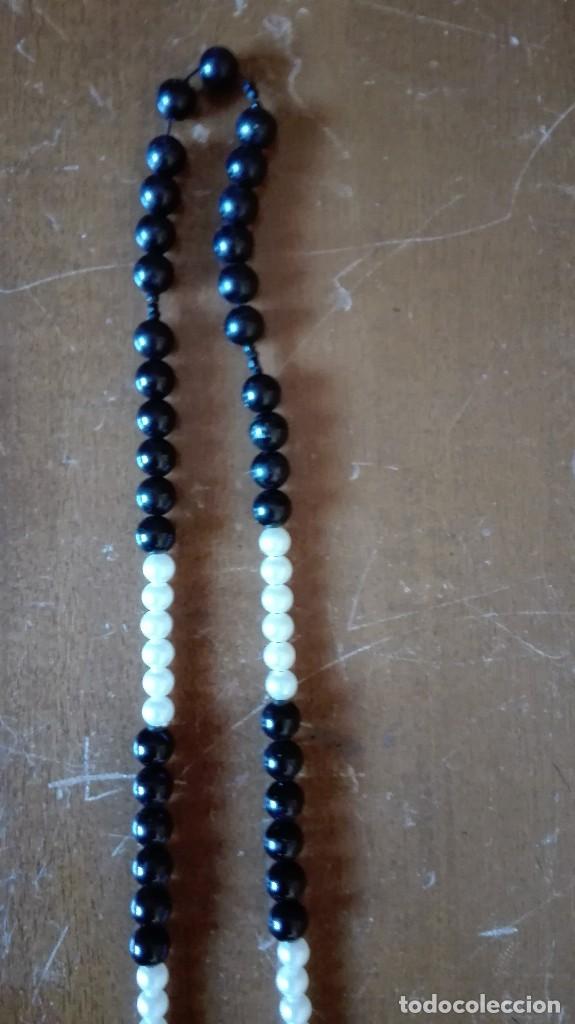Joyeria: Collar de cuentas tipo perlas blancas y negras de pl&aacute;stico - Foto 3