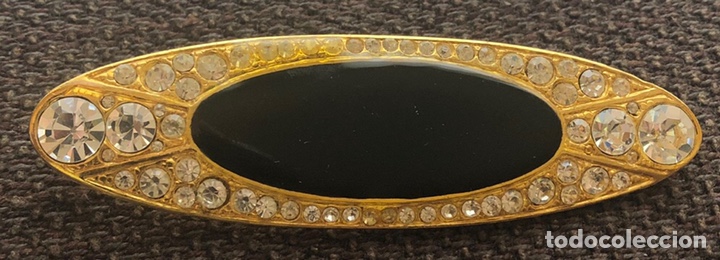 Gioielleria: Bonito broche, en bronce dorado, esmalte y pedrer&iacute;a