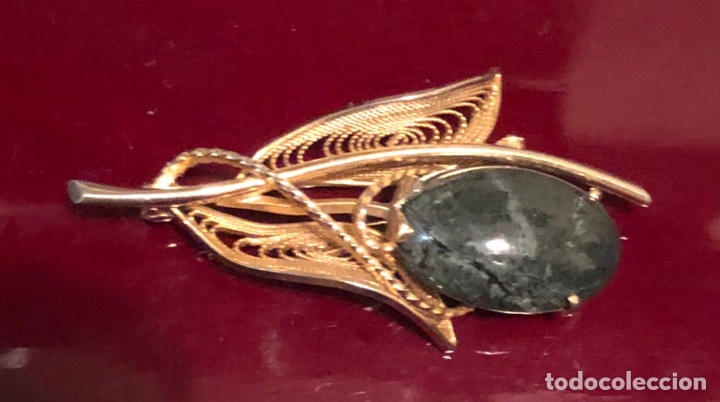 Joyeria: Magn&iacute;fico broche chapado en oro y piedra verde