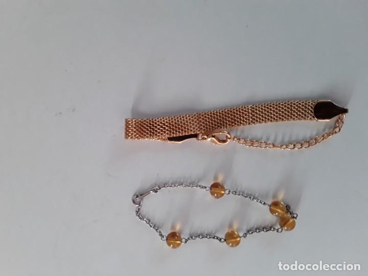 Gioielleria: Dos pulseras de bisuter&iacute;a. En la dorada tiene una marca YR