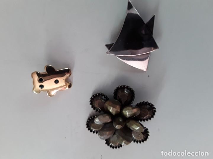 Gioielleria: Dos broches de metal plateado y un pin de osito tipo Tous