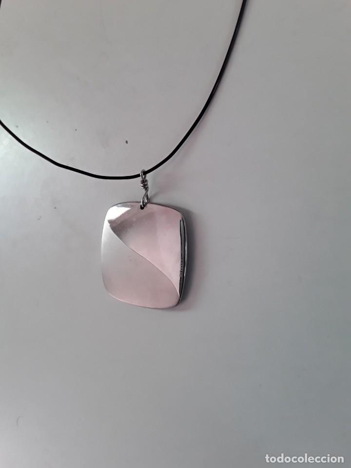 Gioielleria: Colgante de metal plateado en dos tonos. Dise&ntilde;o elegante minimalista