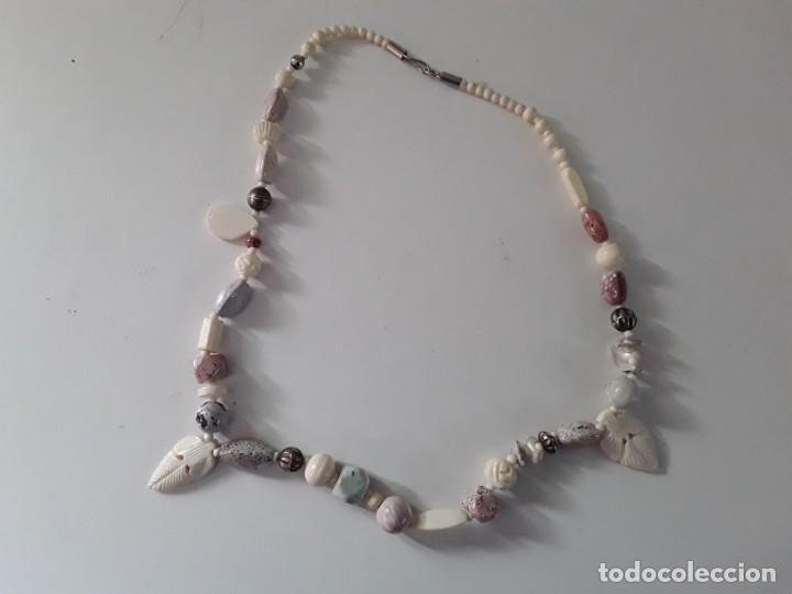 Joaillerie: Collar de piedras de distintos colores, algunas piezas de metal y hueso
