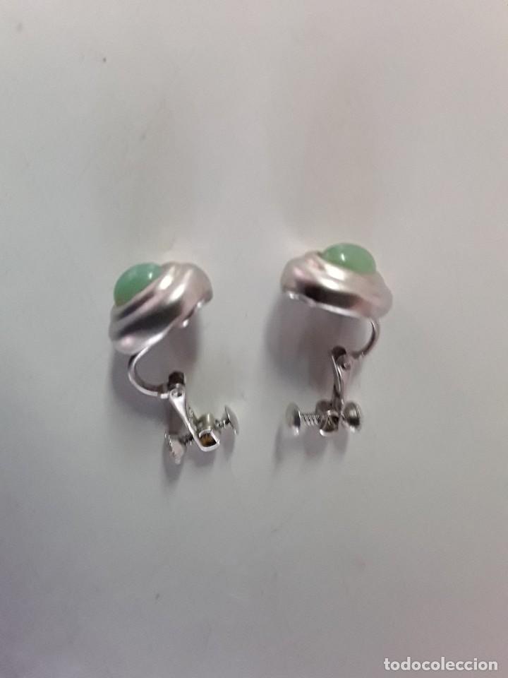 Joaillerie: Pendientes con sistema de cierre para personas sin agujeros, metal plateado y piedra verde