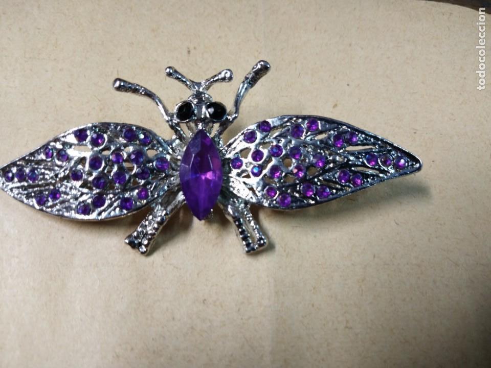 Joaillerie: Broche de metal y piedras lilas