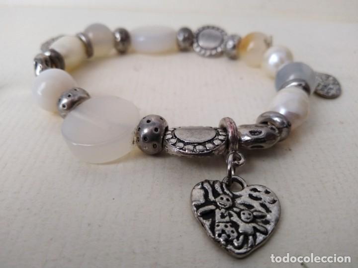 Joyeria: Pulsera con diges. piedras. y perlas. 6y pendientes - Foto 2