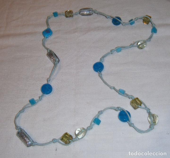 Joaillerie: collar largo con nudos y piedras blancas y azules