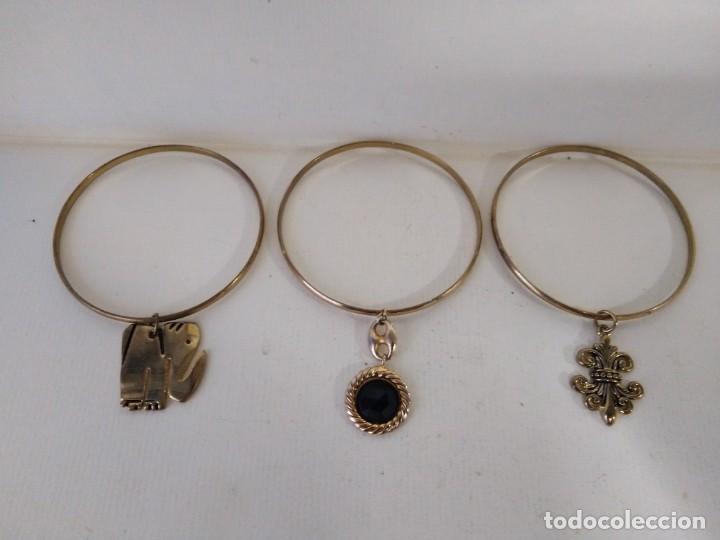 Joyeria: 3 pulseras doradas con colgantes - Foto 1