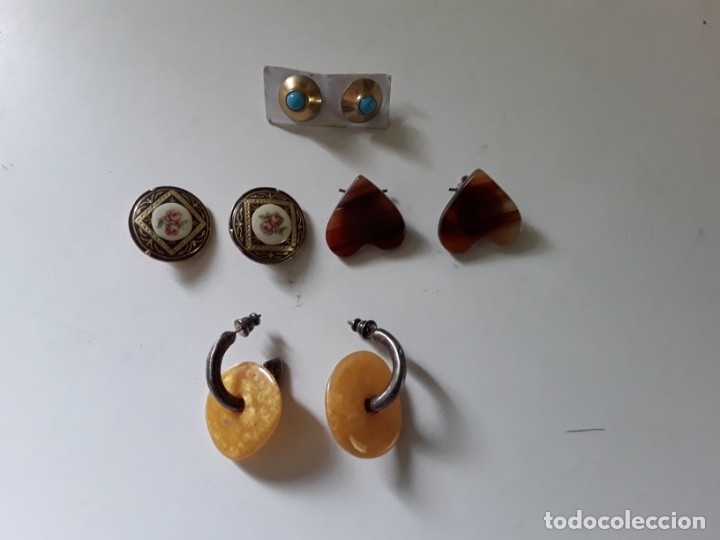 Gioielleria: Cuatro pares de pendientes, los del adorno amarillo son de la marca uno de 50