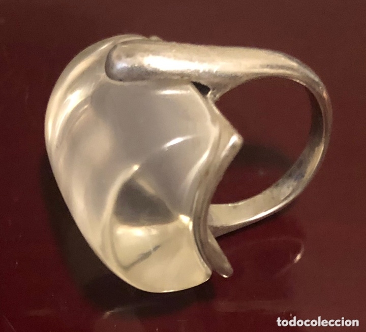 Joalharia: Anillo de dise&ntilde;o, en metal plateado, y metraquilato