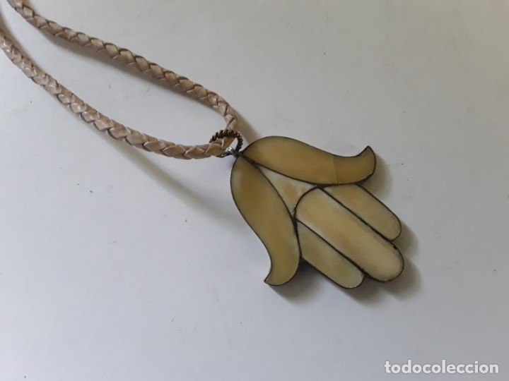 Gioielleria: Colgante de la Mano de F&aacute;tima posiblemente de asta o hueso y bronce en la parte trasera