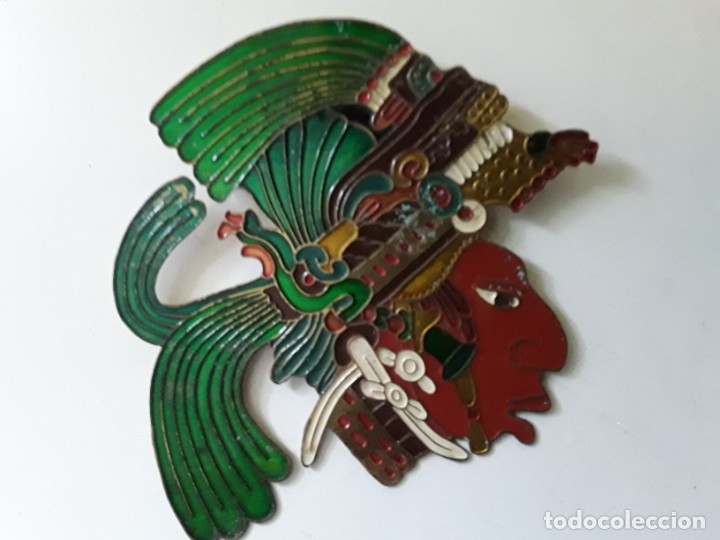 Joalharia: Broche de metal esmaltado representando el busto de un personaje azteca. 9 cm x 10 cm aprox