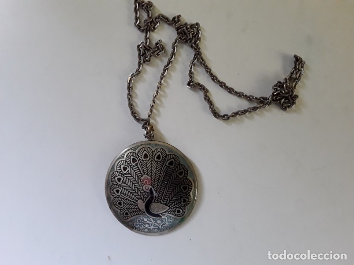 Joaillerie: Colgante de metal con un pavo real cincelado y pintado a mano. 6.5 cm di&aacute;metro