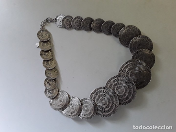 Joaillerie: Collar articulado de c&iacute;rculos consecutivos cincelados. De metal. 54 cm abierto.Peso:167 gramos