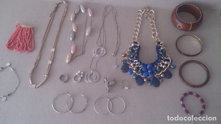 Gioielleria: 4 pulseras 4 collares 1 colgante 1 tobillera 2 pendientes 4 anillos bisuter&iacute;a 163