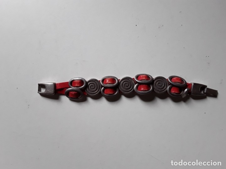 Gioielleria: Pulsera de metal y cuero rojo. Con chapita b&g. 17 cm de largo abierta x 2 cm de ancho