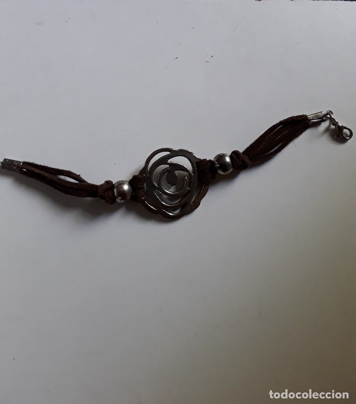 Joyeria: Pulsera de cuero y metal. Medidas abierta:17 cm x 3 cm di&aacute;metro de la rosa