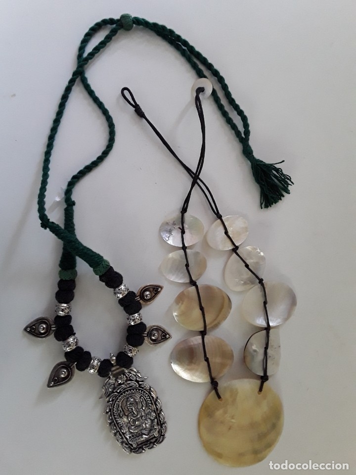 Joyeria: Dos collares, uno de metal y cuerda y otro de nacar