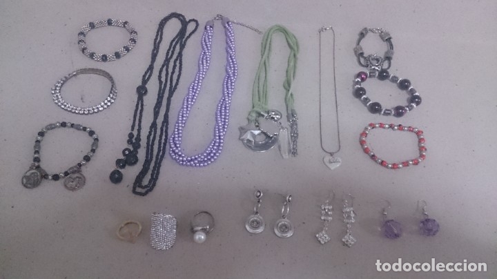 Schmuck: 4 collares. 6 pulseras. 3 anillos. 3 pendientes. ( bisuter&iacute;a). 165