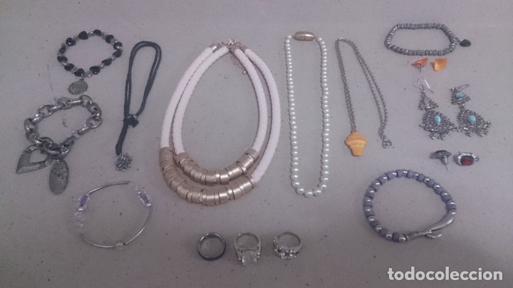 Joalharia: 4 collares. 5 pulseras. 3 anillos. 3 pendientes. ( bisuter&iacute;a). 164