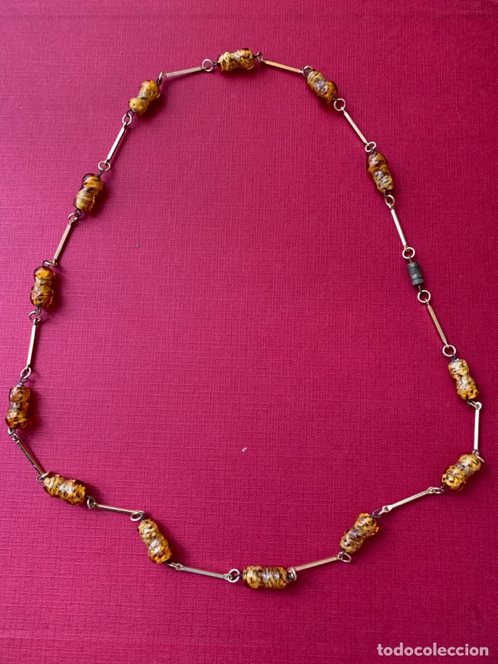 Joyeria: Bonito collar de dise&ntilde;o de los a&ntilde;os 70, en metal dorado y s&iacute;mil de &aacute;mbar