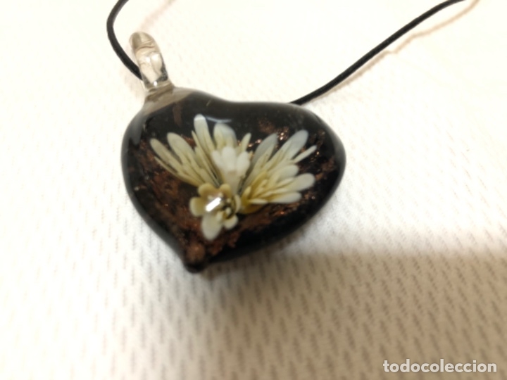 Joyeria: COLGANTE DE CRISTAL EN FORMA DE CORAZ&Oacute;N CON FLOR INTERIOR EN RELIEVE . - Foto 1