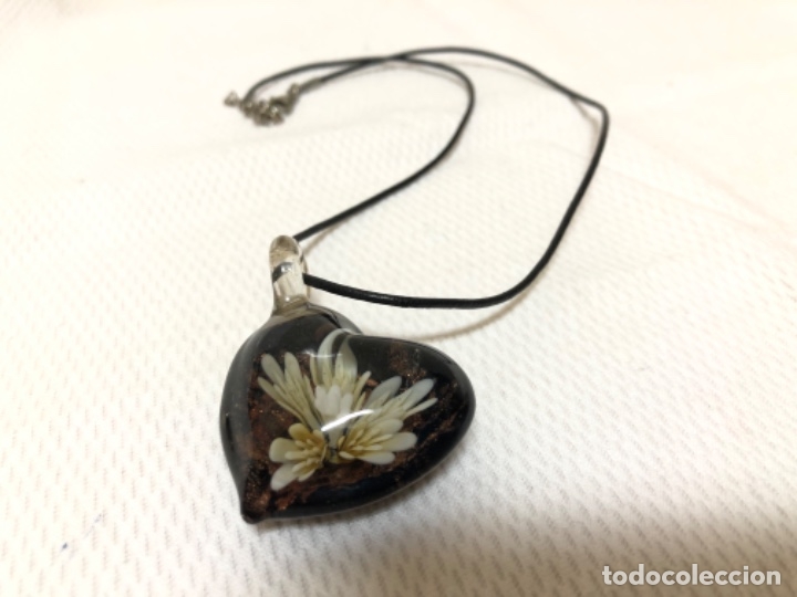 Joyeria: COLGANTE DE CRISTAL EN FORMA DE CORAZ&Oacute;N CON FLOR INTERIOR EN RELIEVE . - Foto 2