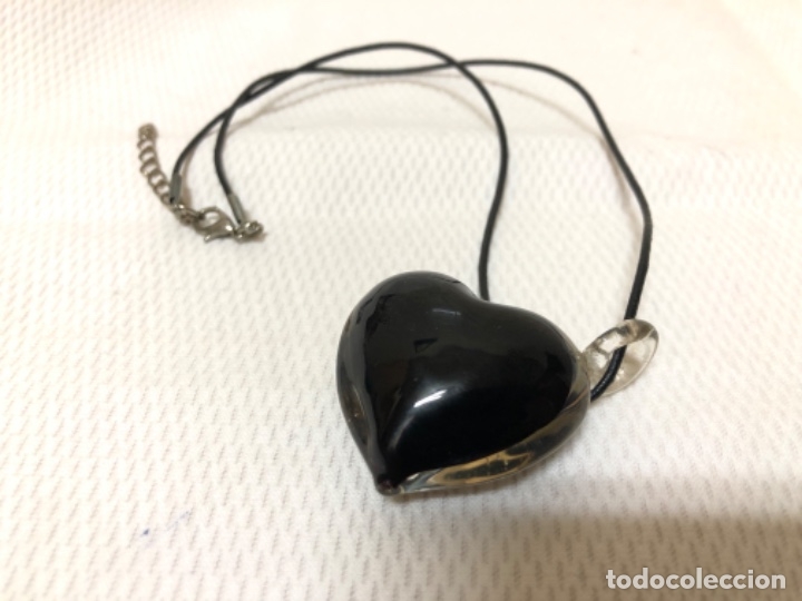 Joyeria: COLGANTE DE CRISTAL EN FORMA DE CORAZ&Oacute;N CON FLOR INTERIOR EN RELIEVE . - Foto 3